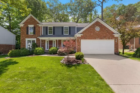 1432 Sandy Ridge Dr, Rochester Hills, MI 48306