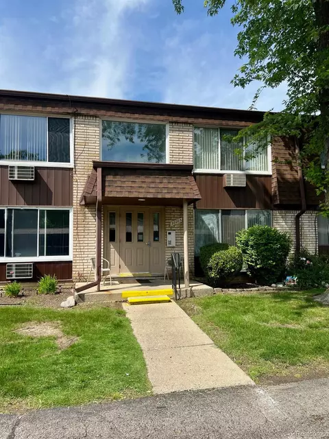 30205 Utica Rd #111B, Roseville, MI 48066