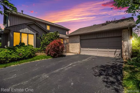 2254 Cameo Lk, Bloomfield Hills, MI 48302