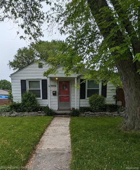 29200 Rosebriar St, Saint Clair Shores, MI 48081