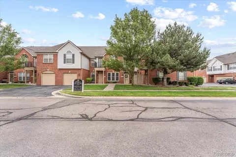 23475 Williamsburg Cir, Woodhaven, MI 48183