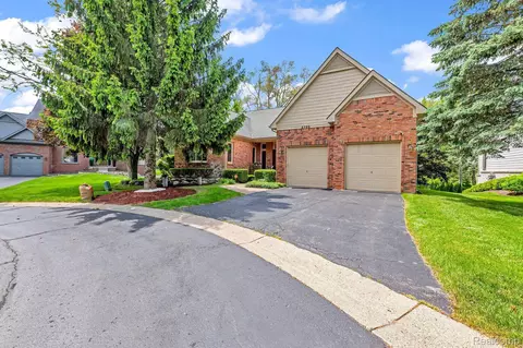 2785 Elizabeth Ln, West Bloomfield, MI 48324
