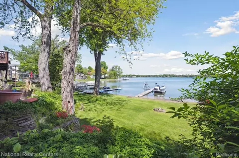 9664 Silverside Dr, Green Oak, MI 48178