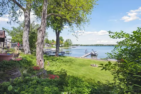 9664 Silverside Dr, Green Oak, MI 48178