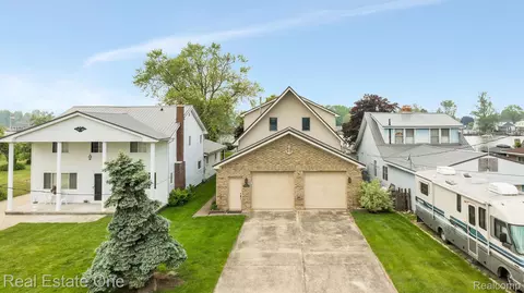 30850 Island Dr, Gibraltar, MI 48173