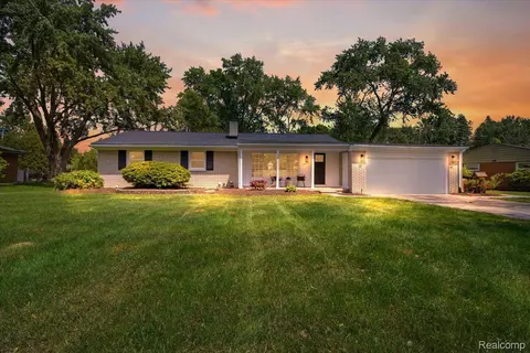 28374 Westerleigh Rd, Farmington Hills, MI 48334