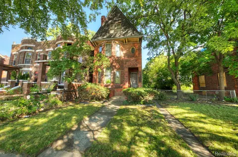 433 Edsel Ford Fwy, Detroit, MI 48202