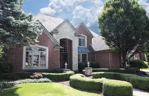 107 Greenan Ln, Lake Orion, MI 48362