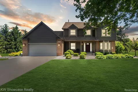 5680 Jeanne Marie Dr, White Lake, MI 48383
