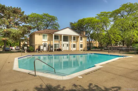 29264 Gloede Dr #180, Warren, MI 48088