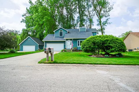 412 Lindenwood Dr, Linden, MI 48451