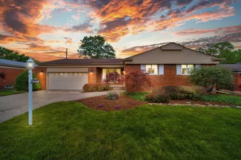 20438 River Oaks Dr, Dearborn Heights, MI 48127