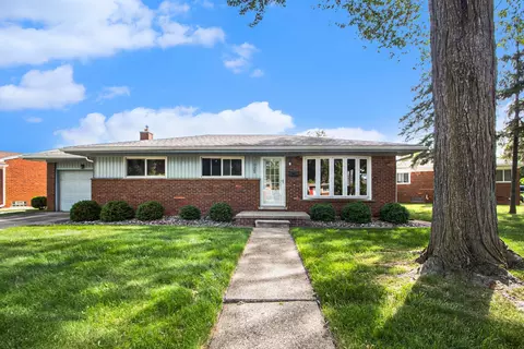 1925 Pinetree Dr, Trenton, MI 48183