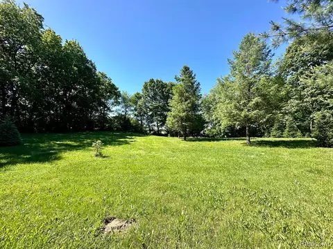 02 Prince Edward Dr, Howell, MI 48843