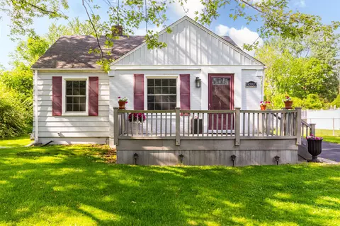 9250 Whitall Ln, Grosse Ile, MI 48138