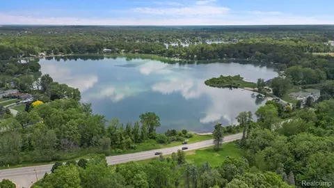 2555 Bogie Lake Rd, White Lake, MI 48386