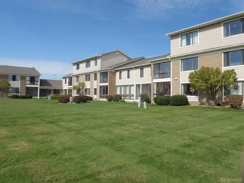 1660 River Rd #5, Marysville, MI 48040