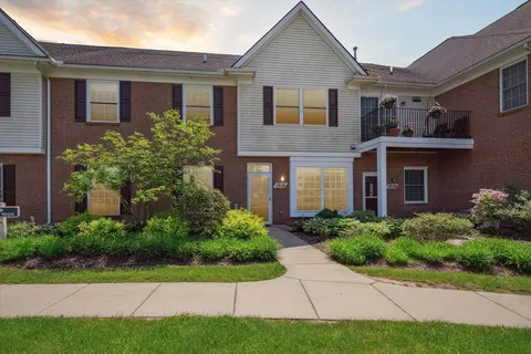 1056 Shiawassee Cir, Howell, MI 48843