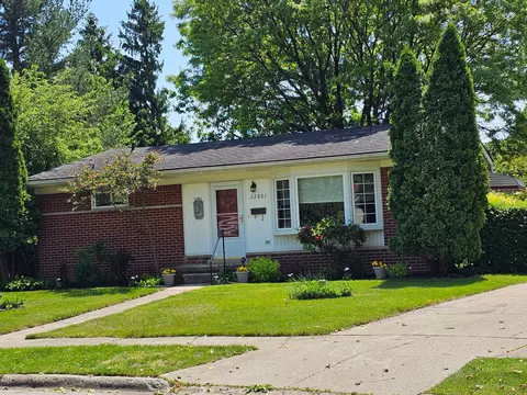 22883 N Brookside Crt Ct, Dearborn Heights, MI 48125