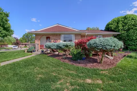 23713 Cedar Ridge Dr, Brownstown, MI 48174