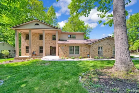 1304 Kings Carriage Rd, Grand Blanc, MI 48439