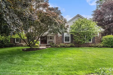 37715 W Meadowhill Dr, Northville, MI 48167