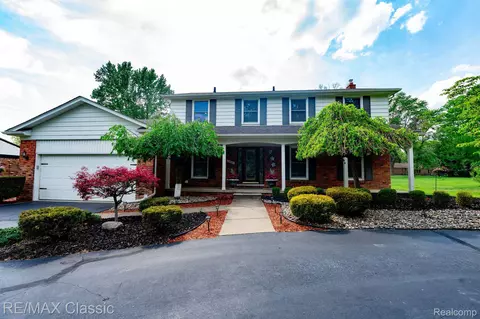16881 Yorkshire St, Livonia, MI 48154