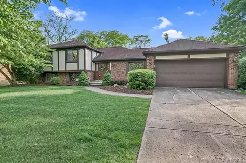10117 Creekwood Cir, Plymouth, MI 48170