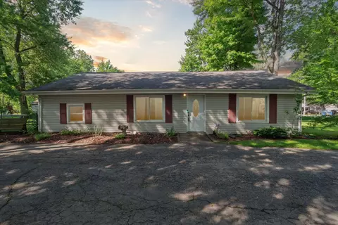 3187 Ponemah Dr, Fenton, MI 48430