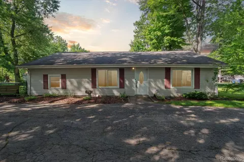 3187 Ponemah Dr, Fenton, MI 48430