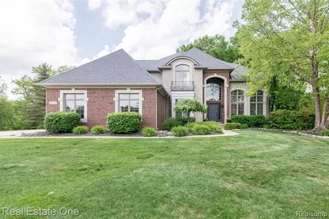 61161 Palomino Ct, South Lyon, MI 48178