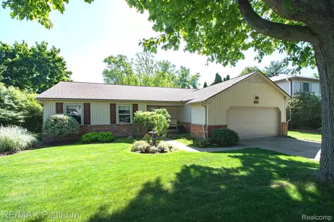 19050 Canterbury Dr, Livonia, MI 48152