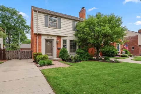 1234 Hampton Rd, Grosse Pointe Woods, MI 48236