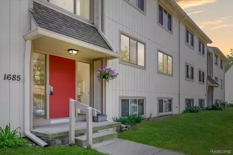 1685 Riverside Dr #10, Rochester Hills, MI 48309