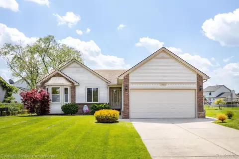 49099 Mossy Glen Ct, Chesterfield, MI 48051