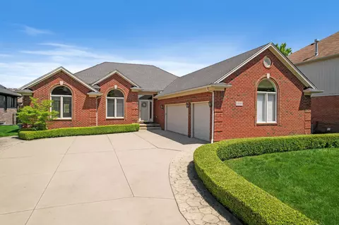 19559 Potomac Dr, Macomb, MI 48044