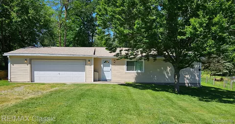 31 N Winding Dr, Waterford, MI 48328