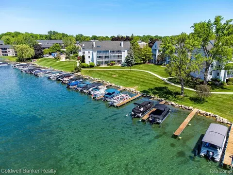 3553 Port Cove Dr #43, Waterford, MI 48328
