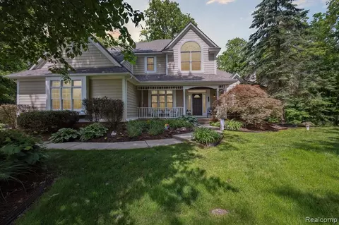 7523 Mistwood Dr, White Lake, MI 48383
