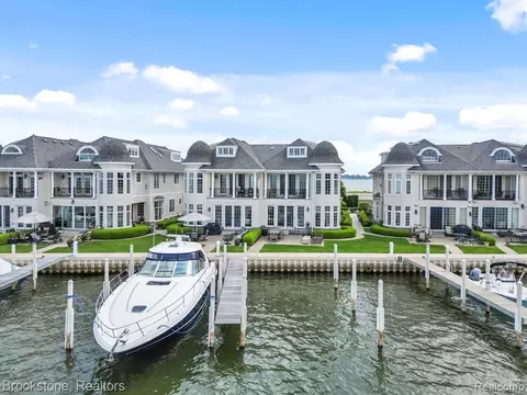33120 Venetian Pointe Dr, Harrison Township, MI 48045