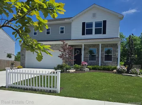 409 Old Farm Ln, Lapeer, MI 48446