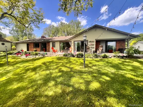 7008 Biscayne Ave, White Lake, MI 48383