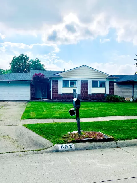 692 Hamlet Rd, Auburn Hills, MI 48326