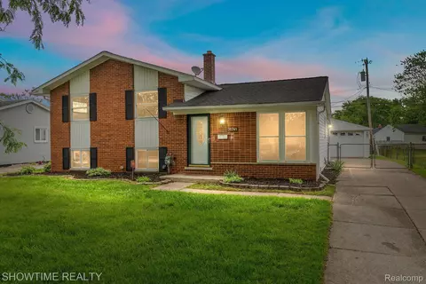 31741 Hazel St, Rockwood, MI 48173