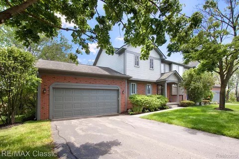 587 Winwood Cir 20 25 Cir #20, Walled Lake, MI 48390