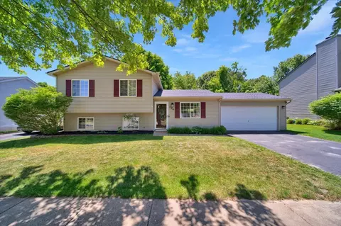 776 Town Trl, Pinckney, MI 48169