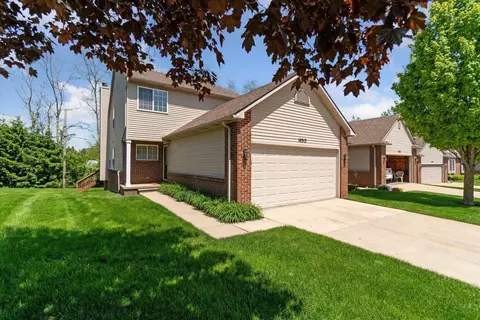 10313 Northvalley Crt Ct, Hartland, MI 48353