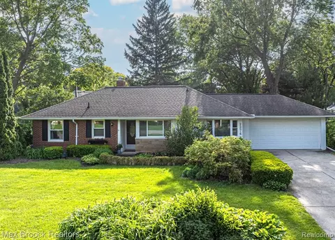 2276 Lancaster Rd, Bloomfield Hills, MI 48302