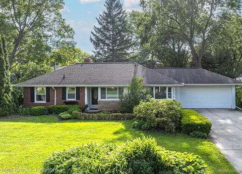 2276 Lancaster Rd, Bloomfield Township, MI 48302