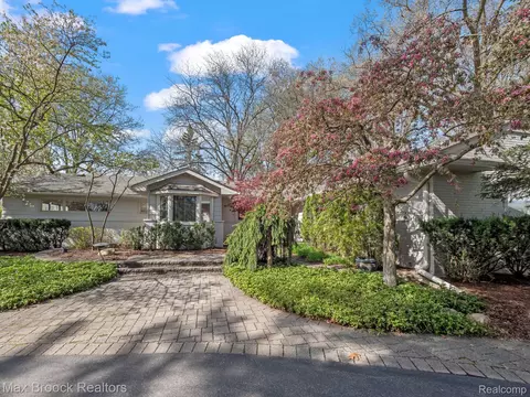 7100 Holiday Dr, Bloomfield Hills, MI 48301